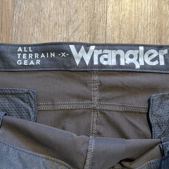 WRANGLER UTILITY HYBRID SHORTS  (SIZE 42) - Picture 6 of 9